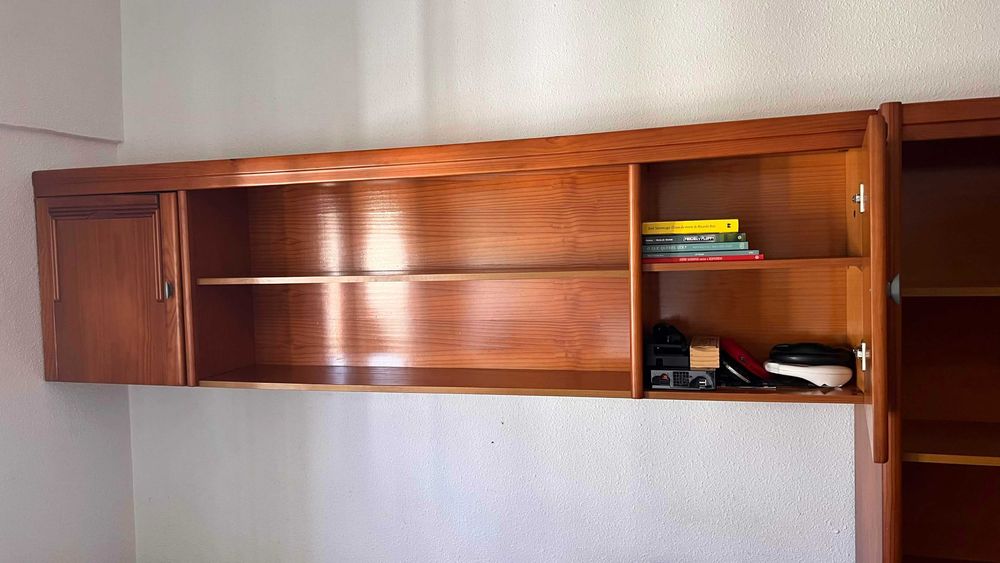 Conjunto de móveis em madeira de pinho/mel – 350 €  ( aceito venda separada)