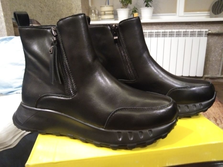 Продам женскую футболку, новая Ботинки,кожа,новые.