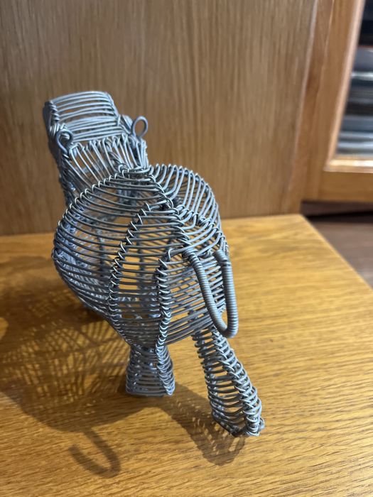 Escultura hipopotamo em arame