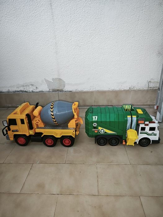 Camião do lixo reciclagem a pilhas e betoneira