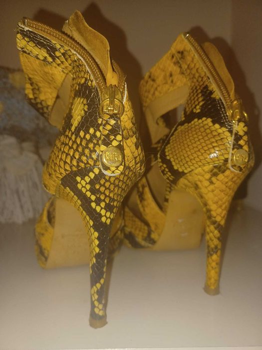 Sandálias da Ruika em pele