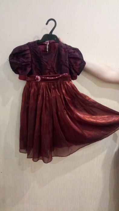 Платье на 4-5 лет, нарядное