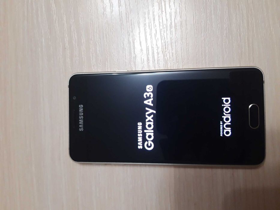 Телефон Samsung Galaxy A3 (2016)