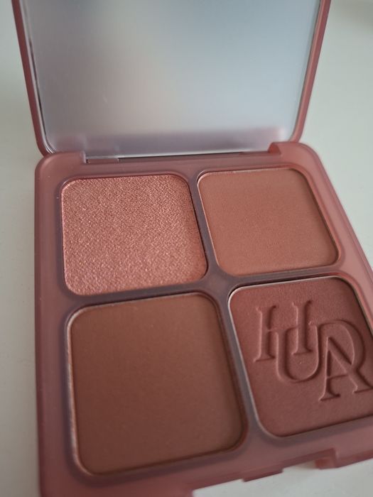 Oryginalna paleta róży HUDA BEAUTY  kolor strawberry latte  SEPHORA