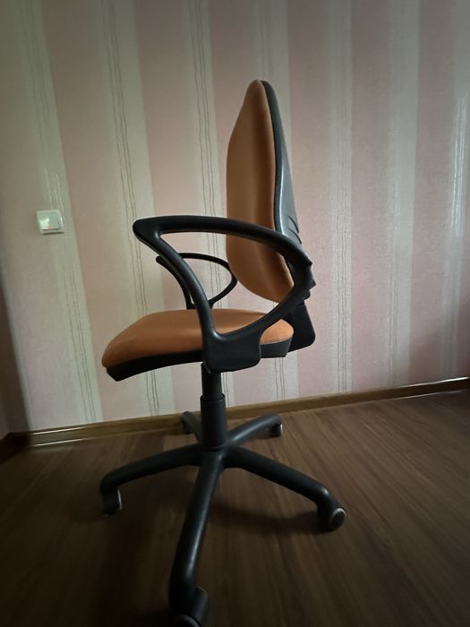 Крісло офісне на колесах, кресло, стул на колесах