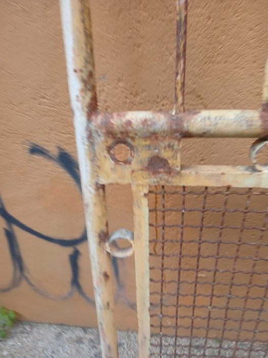 Portão em ferro.