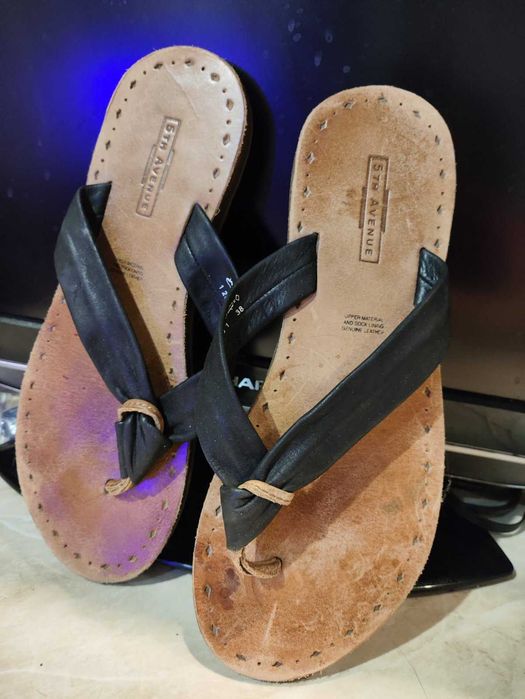 Шкіряні шлюпанці від 5th Avenue.