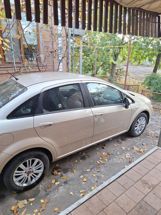 Автомобіль Fiat Linea