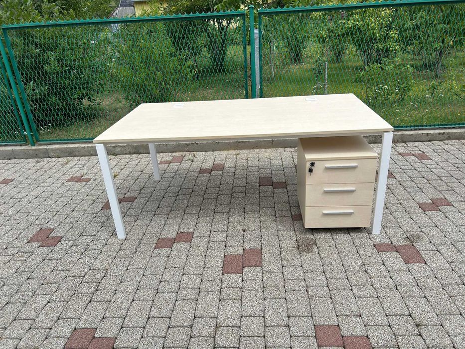 Biurko i kontenerek 4 tablice korkowe i 1 magnetyczna