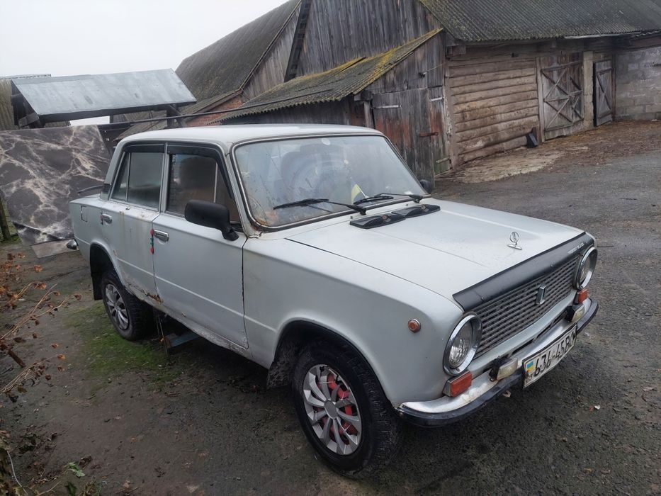 Автомобіль жигули 21011