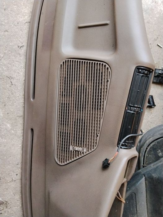 Deska rozdzielcza kokpit BMW E34 beżowa