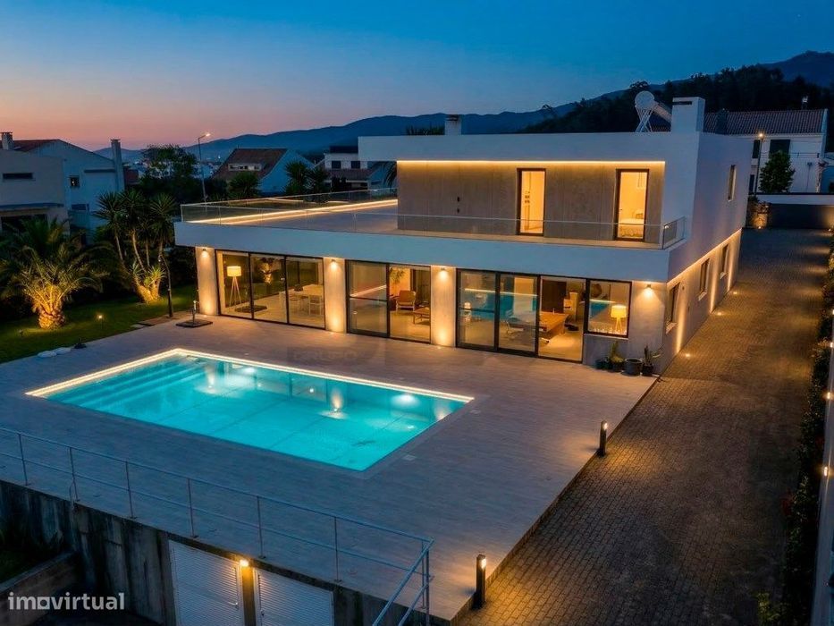 Moradia T4 de Luxo | Piscina de Sal | Lote 2.204m² | Pico da Pedra,...