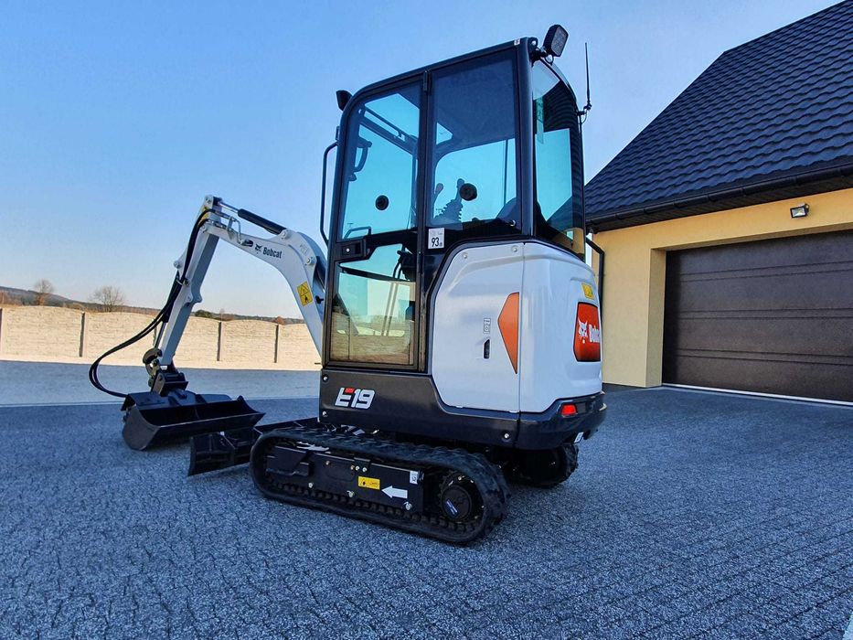 Wynajem maszyn budowlanych – minikoparka z wiertnicą koparko-ładowarka