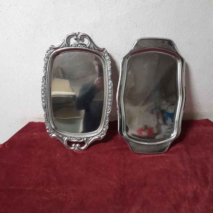 Duas lindas bandejas metálicas com desenhos estampados.