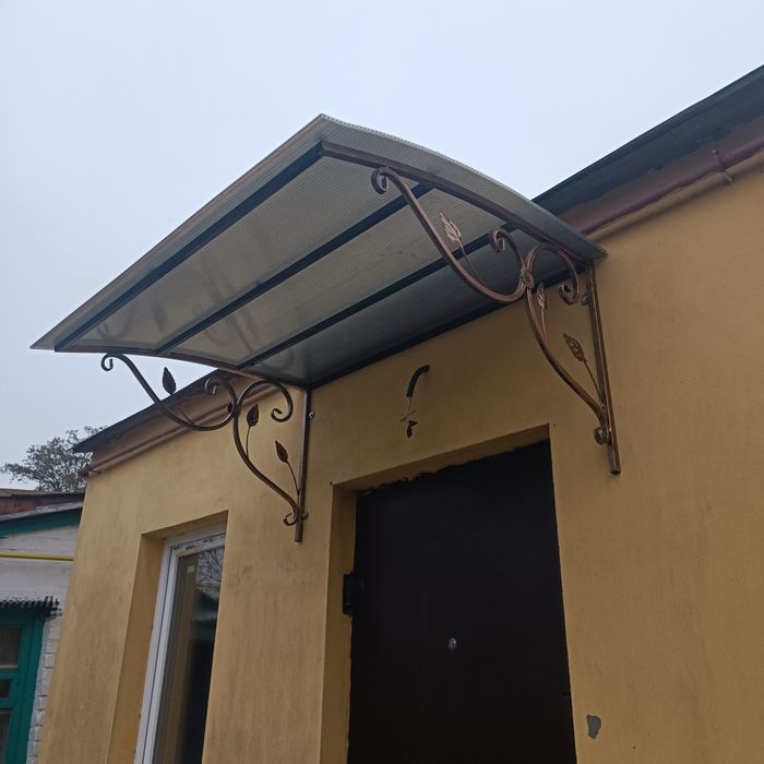 Дашок дверний (навіс, козирок)