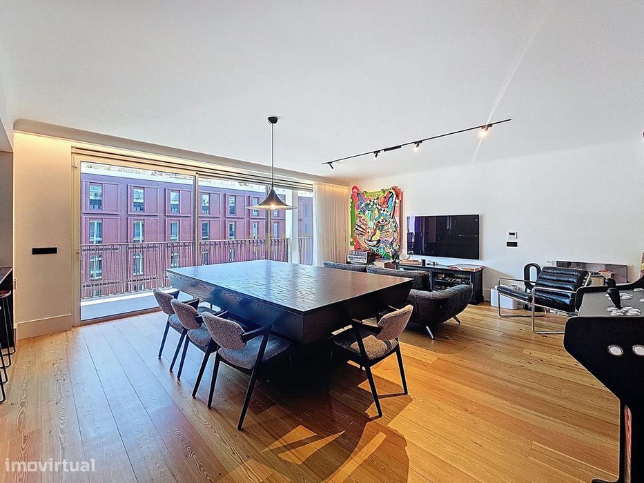 T4 Apartment with 4 Suites in the Bonjardim Building – Porto