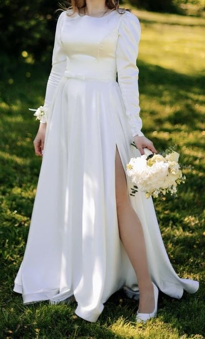 Весільна атласна сукня