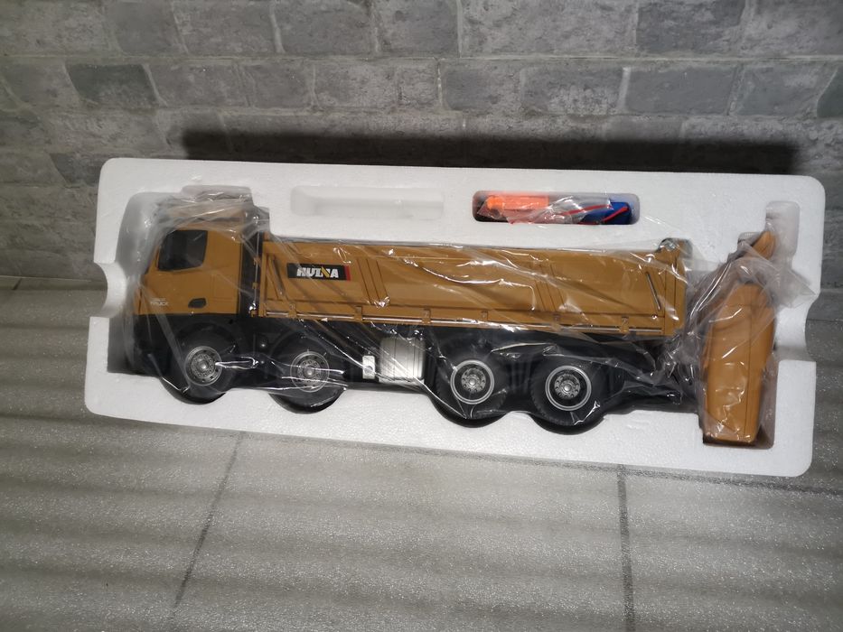 Camião RC basculante 8x4 Huina 1536 4 eixos 12 canais 2,4Ghz