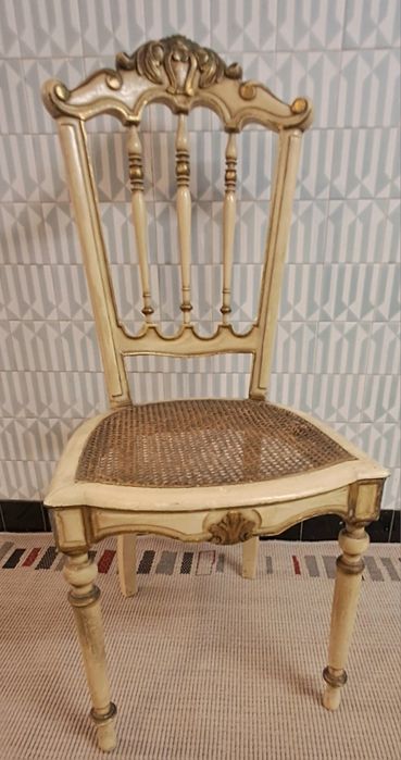 Cadeira antiga
Tem uma malha solta, de resto esta em óptimo est