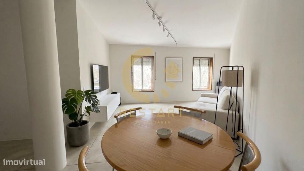 T2 Luminoso em Arrifana com Excelente Potencial | Zona Familiar e Tran