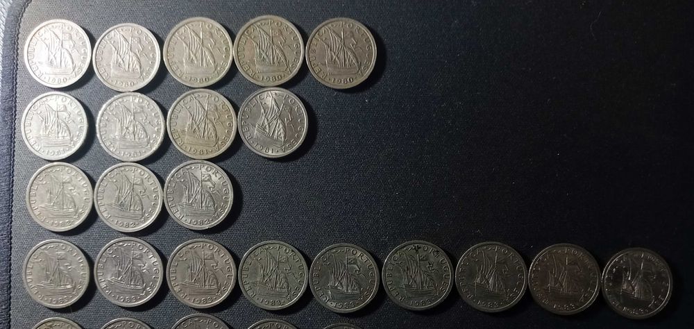 Lote de 35 Moedas Antigas Portuguesas (2$50, 10 Escudos e 20 Centavos 1945)