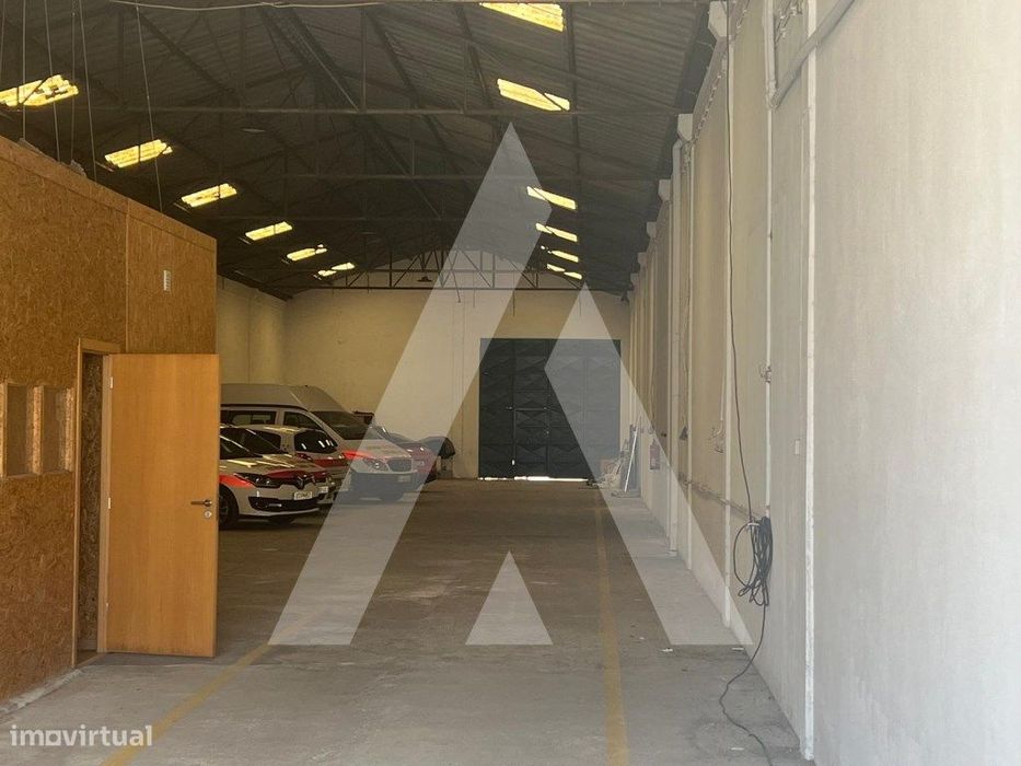 Armazém amplo destinado à indústria e andar T3 para habitação e log...