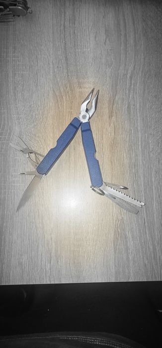 Alicate multi usos e canivetes multiusos