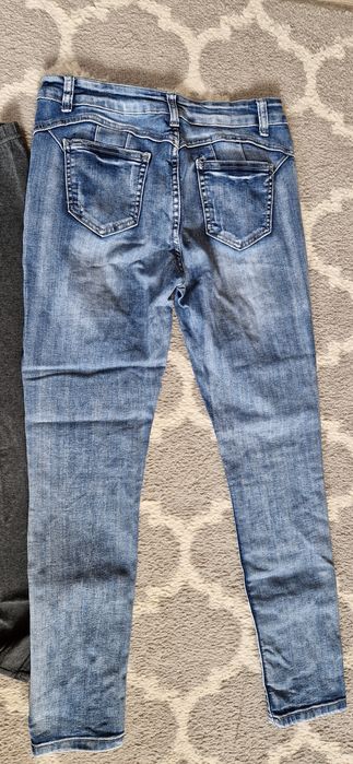 Spodnie L Jeans z dziurami i koronką