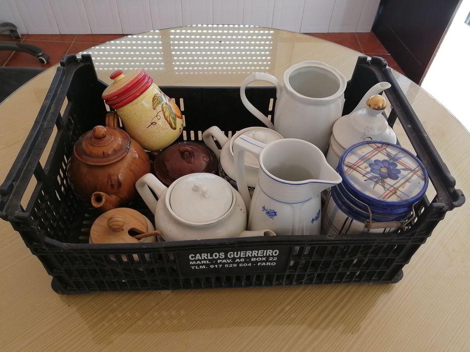 caixote com 10 bules e jarras