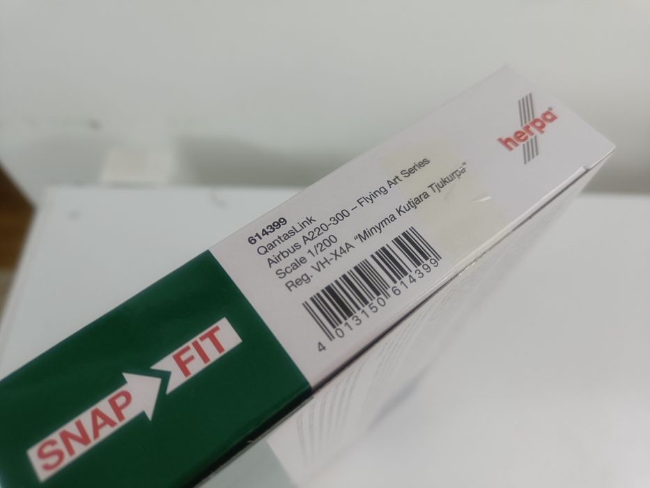 Model samolotu Airbus A220-300 QANTAS 1:200 Herpa VH-X4A