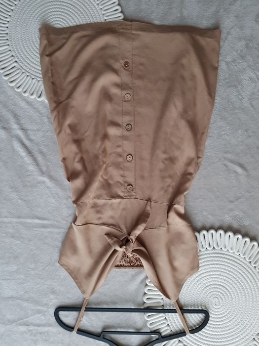 Beżowa mini sukienka na lato S/M basic super materiał v-neck na ramiączkach z kokardką z guzikami uniwersalna