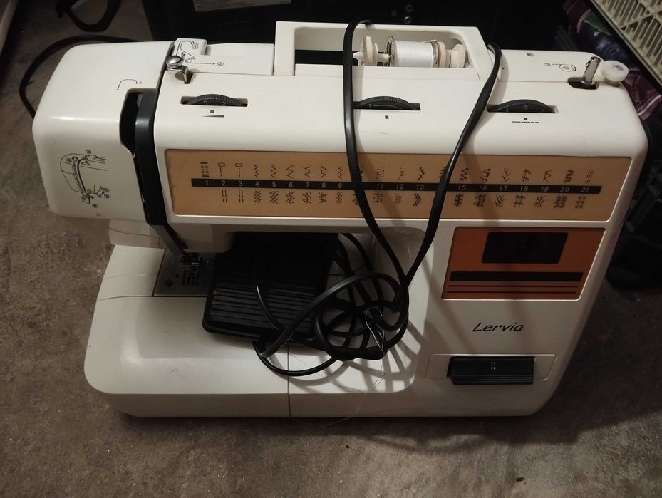 Maquina de Costura Levia