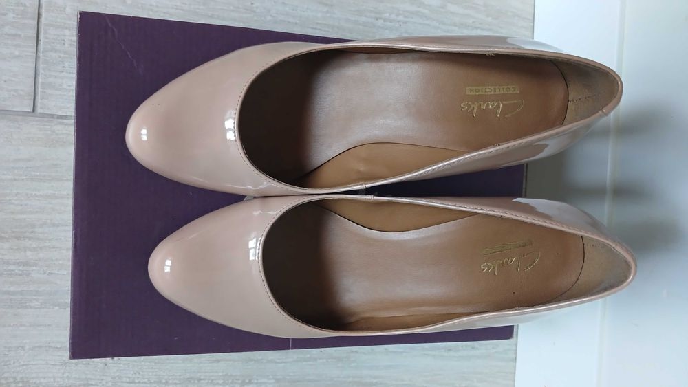 Туфли-лодочки Clarks нюдовые 36 р. Лаковая кожа
