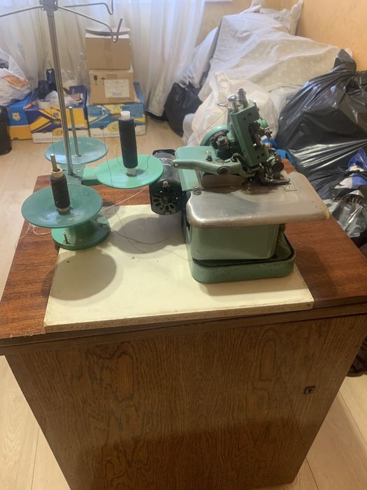 Продаю обметовальну машинку