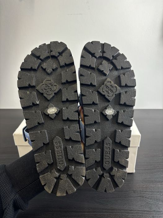 Damskie czarno niebieskie skórzane klapki GUESS rozmiar 38