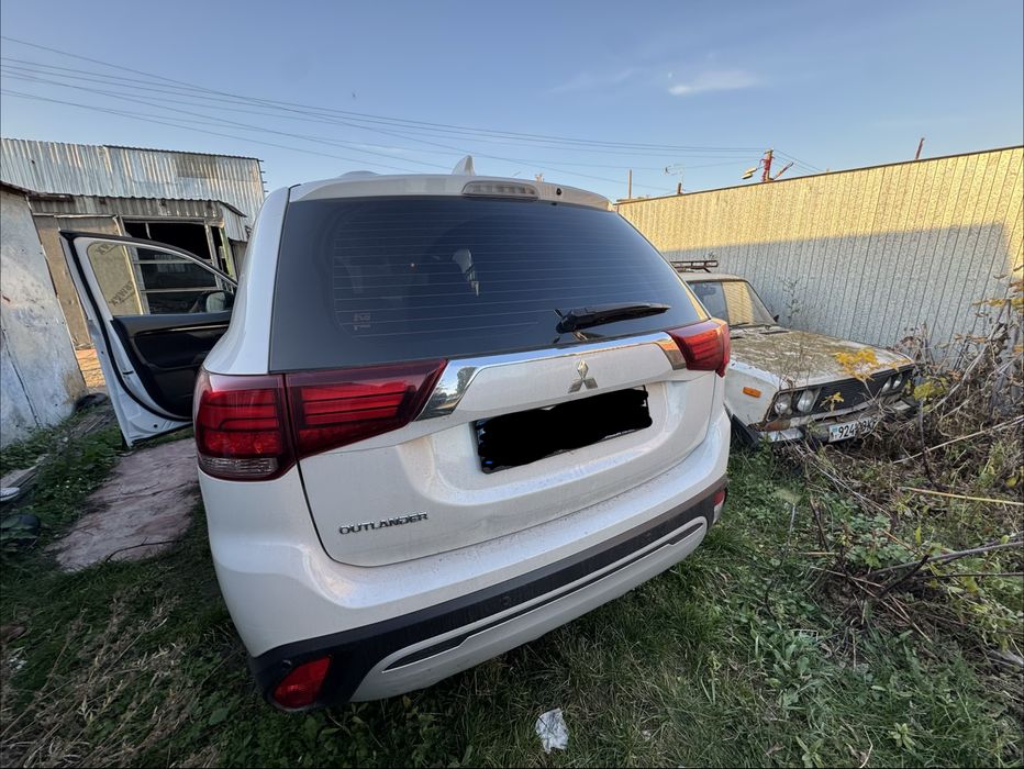 Продаж Mitsubishi Outlander 2021 року
