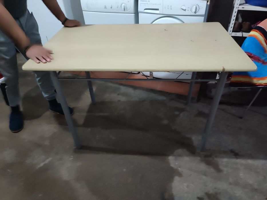 Mesa e cadeiras em ferro