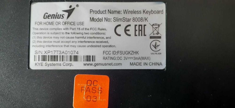 Комплект бездротова клавіатура та миша Genius SlimStar 8008/K у робочому стані