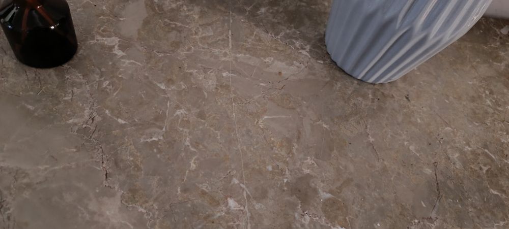 Móvel sapateira  em madeira , com 2 portas e 2 gavetas. Em bom estado