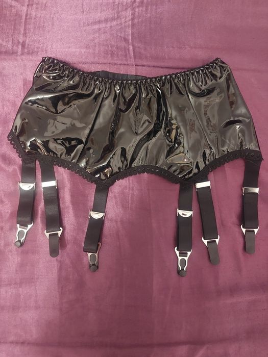 Pas do pończoch lakierowany