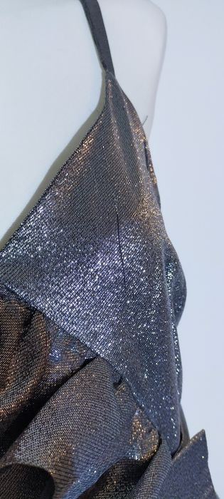 Sukienka mini srebrna błyszcząca falbana 36 S