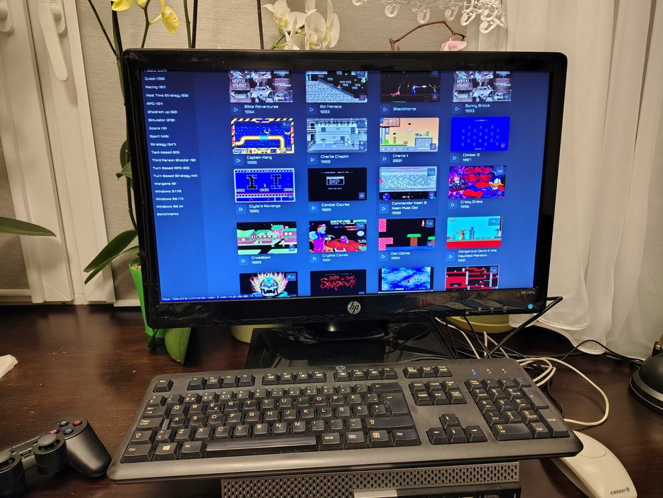 Zestaw Komputerowy 4GB 250GB LCD 22 Commodore OS (retro gry) + Pad