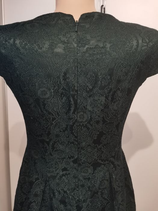 Wizytowa sukienka damska Mohito rozm 36, wytłaczany wzór,ciemna zieleń