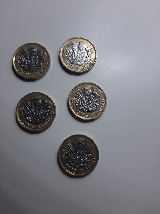 Moedas one pound...