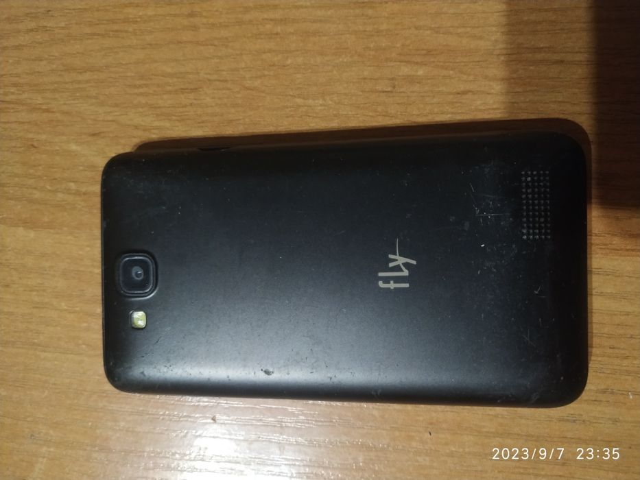 телефон рабочий, треснут  экран, fly