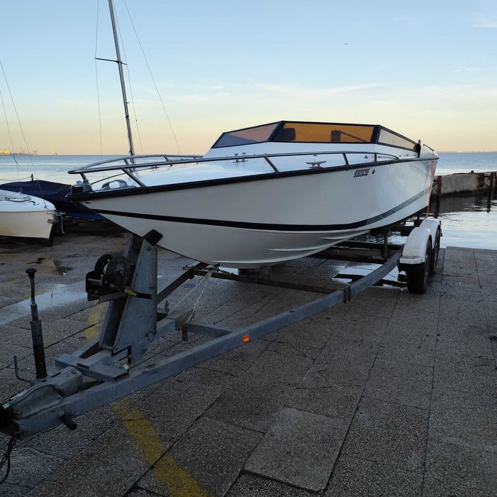 Lancha Autoconstrução c/ motor Mercruiser 230 hp 4 tempos