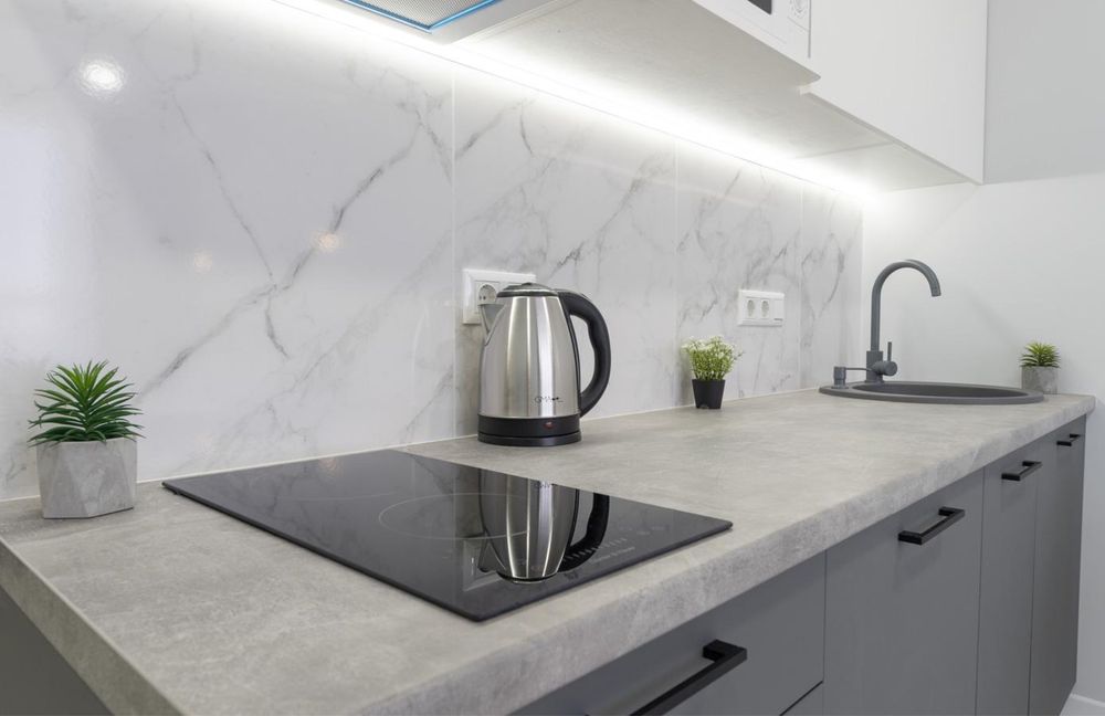 Подобово, за 5 хв. від метро, затишна студія, у будинку з Генератором.