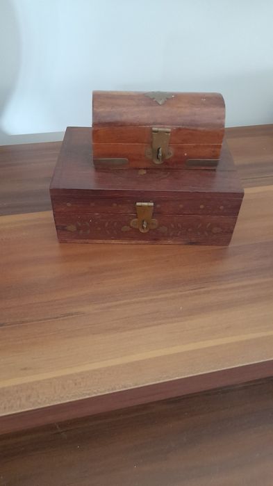 Caixas de madeira e candeeiro cor de laranja