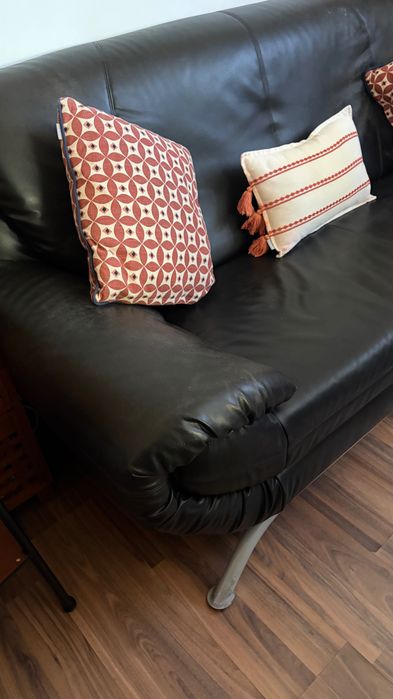 ofá de 3 Lugares em Pele Preta – Estilo e Conforto para a Sua Sala
