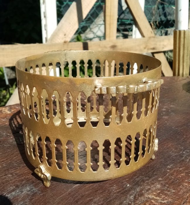 Suporte de vasos em metal dourado trabalhado,
Diâmetro
